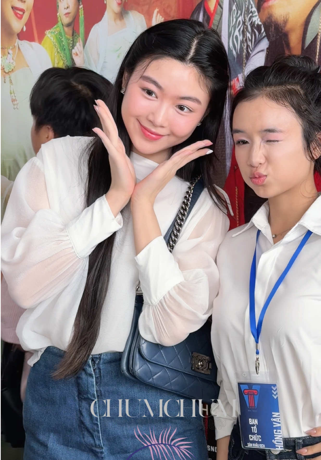 Lọ Lem bẽn lẽn, ngại ngùng khi được các fan xin chụp chung nhưng thứ mọi người để ý là nàng thơ liên tục cúi chào #ChumChum #BimatVbiz #GioToSanKhauVietNambyChumChum #sankhaukichhongvan #sankhaukichhongvanbychumchum