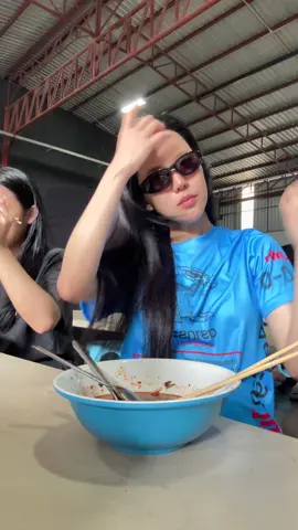 วันนี้มาออกกองพร้อมกับแฟชั่นเสื้อปุ๋ย #แฟชั่น  #tiktok  #เจนิส 