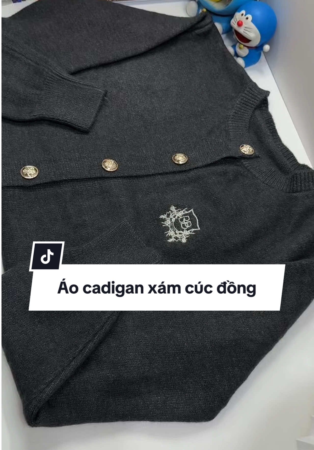 Áo cadigan xám cúc đồng hình thêu#aocadiganlen #cadigan #aokhoac #aolen #reviewlamdep 