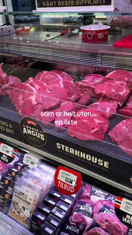 Vi har gjort mat unødvendig komplisert… I jakten på “riktige” valg glemmer vi ofte det mest grunnleggende: RÅVARER🥩🫐 Nei, vi trenger ikke utelukkende velge kun «hel mat», men føler du deg ofte overveldet over alle valg, uforståelig ingredienslister og mest av alt bare vil føle deg trygg og god i valgene du tar🥹 Back to the basics!!  Hva synes du er mest forvirrende med kostholdsråd på sosiale medier? #ultraprosessert #råvarebasertkosthold #cleaneating 