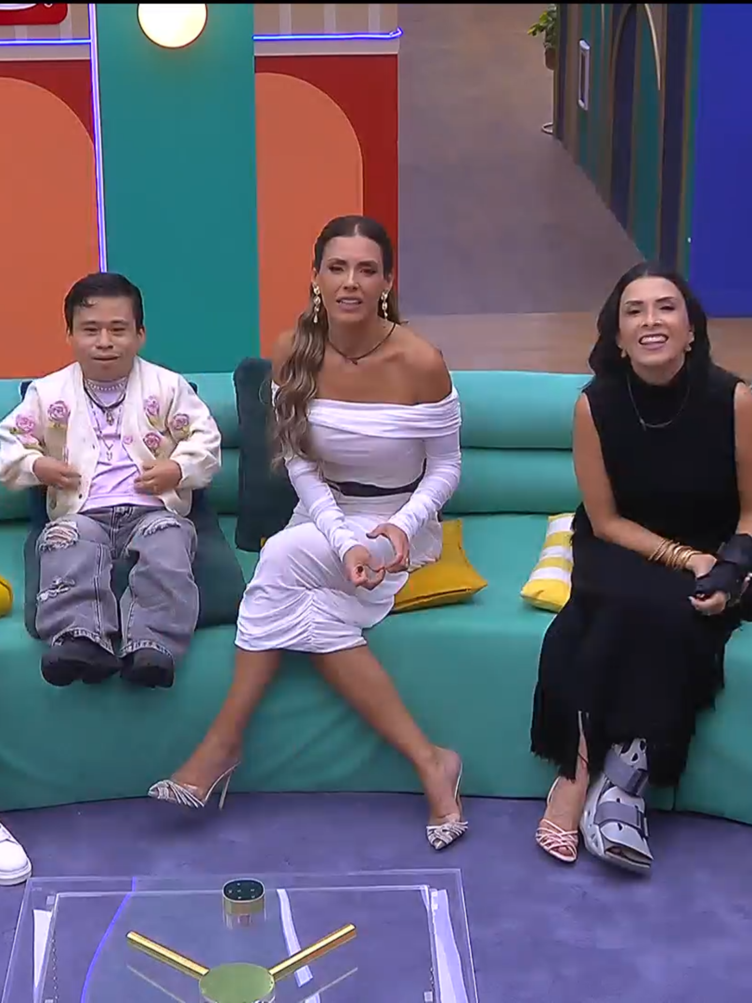 @dalilahpolanco, @yosoyshiky, @aldotdenigris, @el_abelito_oficial y @marcontrerasof responden fuertes preguntas de mis exhabitantes.  Si quieres ver el momento COMPLETO, suscríbete ya a @vix y no te pierdas de nada con el 24/7 🔥 #LaCasaDeLosFamososMx, rumbo a la final, disponible también en #LasEstrellas y #Canal5.