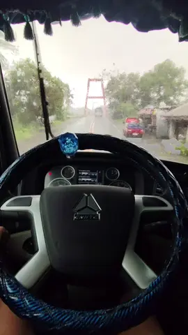Byahe kahit may bagyo👌#howo #teambyaheros🤗 #enjoyeverymoment #truckdriverphilippines #dumptruck 