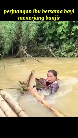 perjuangan ibu dan bayi menerjang banjir #ibu #pahlawangardadepan 