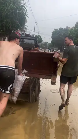 Trải nghiệm du lịch thực tế, hai du khách nước ngoài cùng người dân hỗ trợ sau lũ tại Hà Giang 🇻🇳#taybacvietnam 