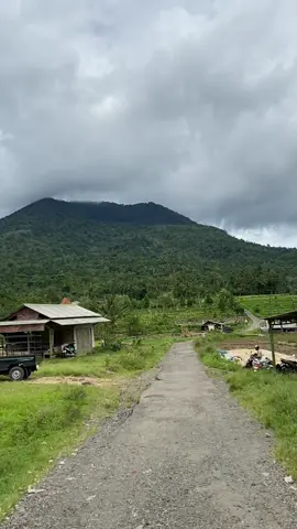 Mt Pulosari dilihat dari bawah gagah pisann euyy🥵⛰️#pulosari #gunungpulosari #pulosaripandeglang 