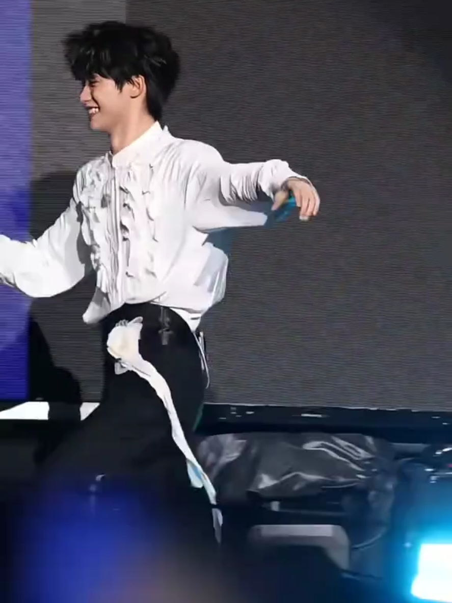 momen lucu ketika kamera di buat pusing nyari si bayi gegara gk bisa diem. Lama² ni kamera juling jadinya 🤣🤣🤣🤣🤣 #tianziyu #dabao #ziyu #taihubaymusicfestival #leipeng 