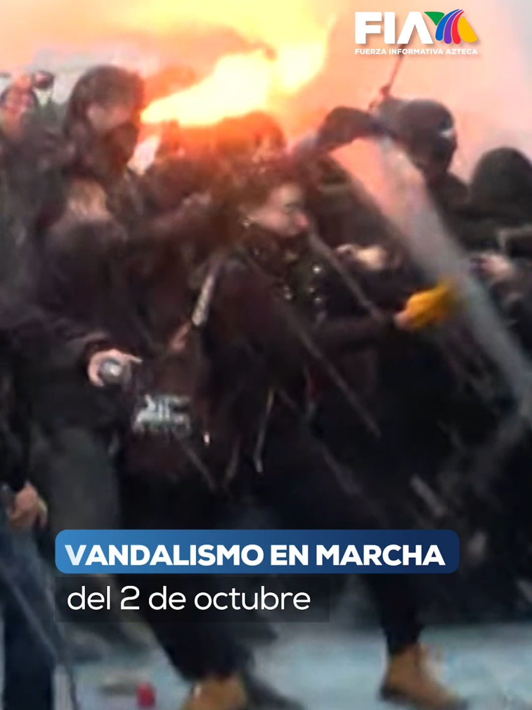 La marcha por el 57 aniversario del 2 de octubre fue una de las más violentas en años. Desde su salida en Tlatelolco, el bloque n3gr0 protagonizó ataques con petardos y bomb4s mol0tov contra la policía, saqueos en tiendas de conveniencia y enfrentamientos en pleno Centro Histórico. En el Zócalo, la vi0l3ncia se salió de control. Una joyería fue s4que4da frente a autoridades rebasadas, que apenas respondían con extintores. Una nota de Rodrigo Álvarez en #Hechos  #AztecaNoticias #Noticias #Informacion #LoUltimo #UltimasNoticias #Viral #LoDescubriEnTikTok #TikTokInforma #TikTokMeHizoVer #viral #México #Inseguridad #Emergencia