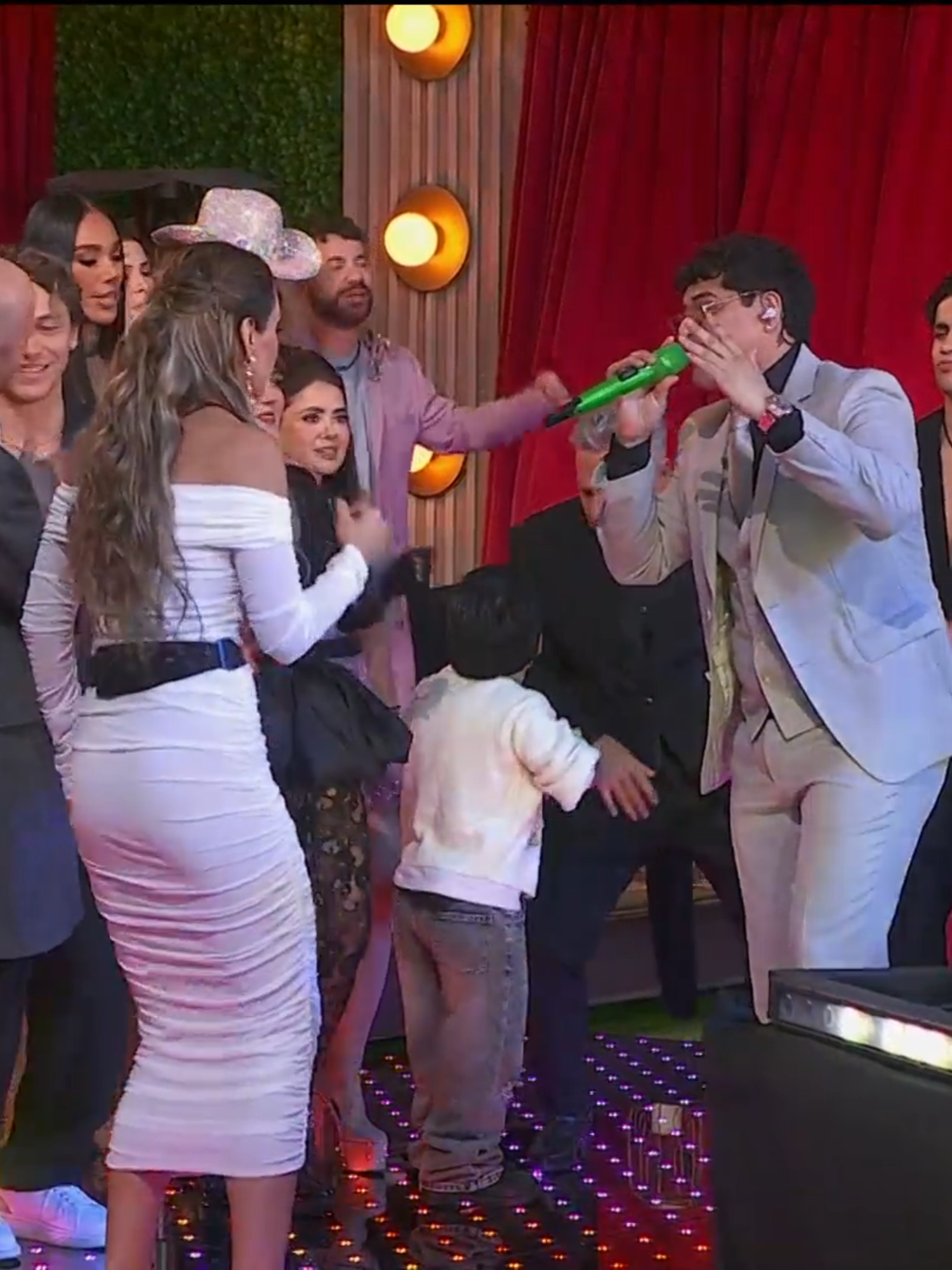 @eduincaz5 se pone a bailar con mis finalistas y exhabitantes de #LCDLFMX.  Si quieres ver el momento COMPLETO, suscríbete ya a @vix y no te pierdas de nada con el 24/7 🔥 #LaCasaDeLosFamososMx, rumbo a la final, disponible también en #LasEstrellas y #Canal5.