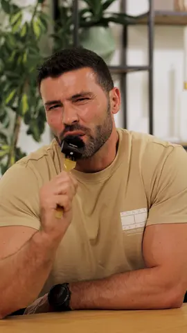 👉 Crezi că dacă mergi la sală de 4-5 ori pe săptămână o să slăbești garantat? Asta e una dintre cele mai mari iluzii din fitness. Da, sportul ajută enorm – îți accelerează metabolismul, îți tonifică mușchii, îți schimbă postura și îți dă energie. Dar adevărul e că slăbitul se decide în bucătărie, nu doar în sală. 🔎 De ce? – Un antrenament de 60 de minute arde 400–600 kcal… pe care le poți pune la loc în 5 minute cu o pizza sau două croissante. – Dacă mănânci haotic, faci sport degeaba: corpul va stoca surplusul caloric sub formă de grăsime. – Exercițiile NU pot compensa o alimentație proastă. Poți să transpiri zilnic, dar dacă nu ții cont de ce mănânci, cântarul nu se mișcă. ✅ Ce funcționează cu adevărat: – Antrenamente constante (forță + cardio moderat). – Mese echilibrate: proteine + fibre + carbohidrați buni + grăsimi sănătoase. – Deficit caloric sustenabil, nu înfometare. – Somn și hidratare – fără ele nu vei progresa. 📌 Concluzia: sala e motorul care îți dă formă și tonus, dar alimentația e cheia care decide dacă slăbești sau nu. 👉 Vrei să afli exact cum să combini antrenamentele și alimentația ca să slăbești 10–15 kg în următoarele 90 de zile, fără să te înfometezi și fără cardio excesiv? ✍️ Scrie „IBC” în comentarii și îți trimit metoda mea completă.