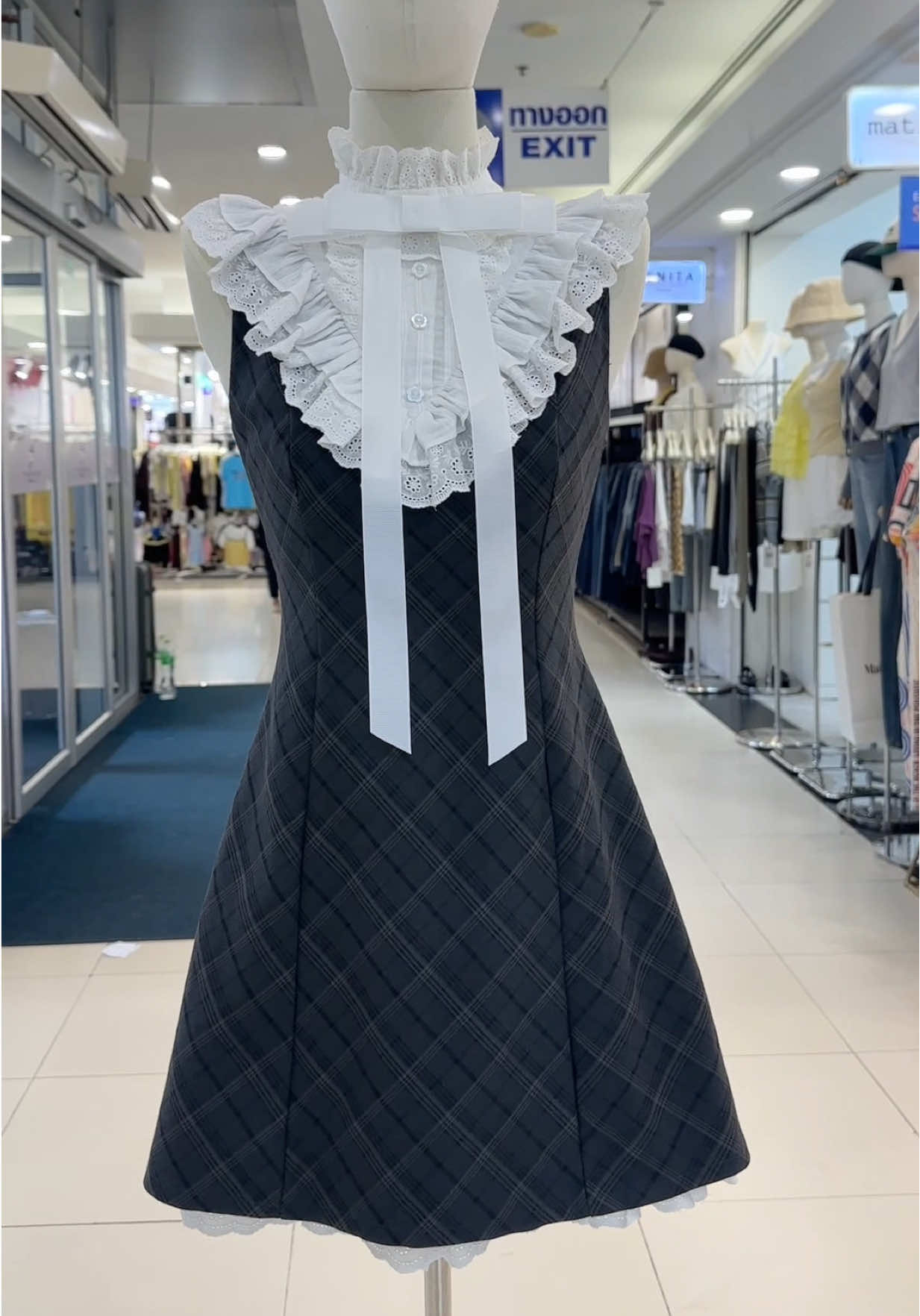 XS S M L (790) มินิเดรสแขนกุดลายสก็อต คอปิด ดีเทลแต่งระบายสีขาวช่วงคอหน้าหลัง ช่วงอกเข้ารูป ตัวกระโปรงแต่งบานออก ปลายชายชับในแต่งระบายลูกไม้ มีซิปหลัง มาพร้อมเข้มกลลัดโบว์ขาว ติดช่วงคอเสื้อแบบเก๋ๆ ไม่ช้ำใคร เหมาะกับเอวี่เดย์ลุค #คุณหนู #ออกงาน #สวยมาก #เรียบหรูแต่ดูแพง 