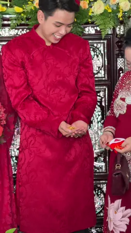 Nhìn bà cho vàng mà tuôi mê quá meee😍 hôm nay lại theo cô Thoa Nguyễn đi Thốt Nốt nèee. Cô dâu Hà Mỹ Ngọc hôm nay lên xe bông rồi nhaaa. Cổ sang đuyennnn✨✨✨ #hamyngoc #xh #hamyngan #teamthoanguyen #makeup 
