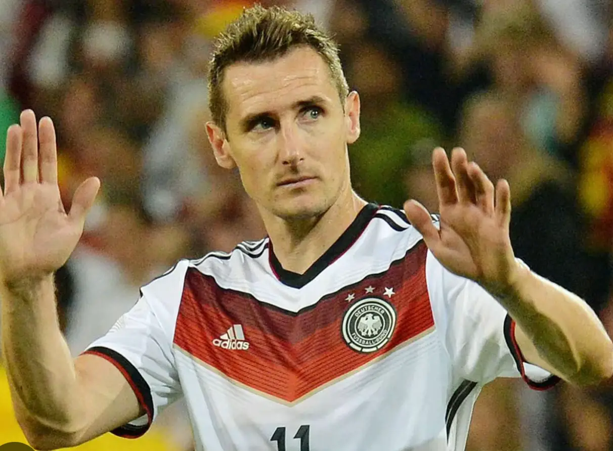 ❌ NU MAI ESTE CA FOTBALUL DE ALTĂDATĂ 🗣️ Miroslav Klose, golgheterul all-time al Cupelor Mondiale, despre motivul pentru care s-a retras: „Am renunțat la fotbal pentru că nu-l mai recunoșteam. După fiecare antrenament, mă băgam într-o cadă cu gheață pentru a evita accidentările. Jucătorii tineri din echipă refuzau să facă asta.” „Mă vedeau cum strângeam sacii cu mingi ca să-i pun la loc la finalul antrenamentului și întrebau cine îmi spune să fac asta. Mă gândeam: ai 20 de ani și nu poți ajuta un muncitor de 60 de ani?” „Tinerii de azi se gândesc mai întâi la mașini, la contractele cu sponsorii și la noile lor ghete. Abia după toate astea vine fotbalul.” „Pentru ei, imaginea este cea mai importantă, în timp ce pentru mine singurul lucru care conta era fotbalul în forma sa pură.” ⚽ #miroslavklose  #tele9tv  #tele8tv 