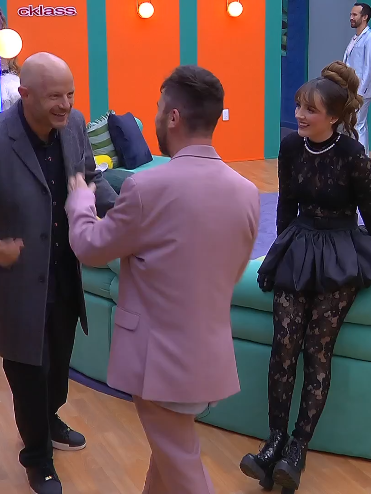 Así fue el reencuentro de @yosoyshiky, @elaineharomusic y @facufacufacundo.  Si quieres ver el momento COMPLETO, suscríbete ya a @vix y no te pierdas de nada con el 24/7 🔥 #LaCasaDeLosFamososMx, rumbo a la final, disponible también en #LasEstrellas  y #Canal5