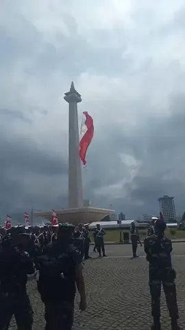 #okt2025 jumat-03-Okt-2025 Gladi Resik TNI di Monas, bendera merah putih raksasa sobek terbelah dua, pertanda Yang terjadi di negara Indonesia