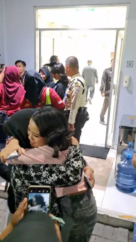 Momen Haru Dan Sedih Mutia Da7 Dari Bone Bolango Bertemu Bersama Kedua Orang Tuanya Di Studio 5 Indosiar Dikonser D'Academy 7 Top 13 Group 1 Result, Semoga Sehat-Sehat Ya Pak / Ibu, Doakan Terus Anaknya Supaya Bisa Menampilkan Yg Terbaik Dan Menjadi Juara, Aamiin 🤲  @tahu.bulat905  #fyp #indosiar #videoviral #fypシ #fyppppppppppppppppppppppp 