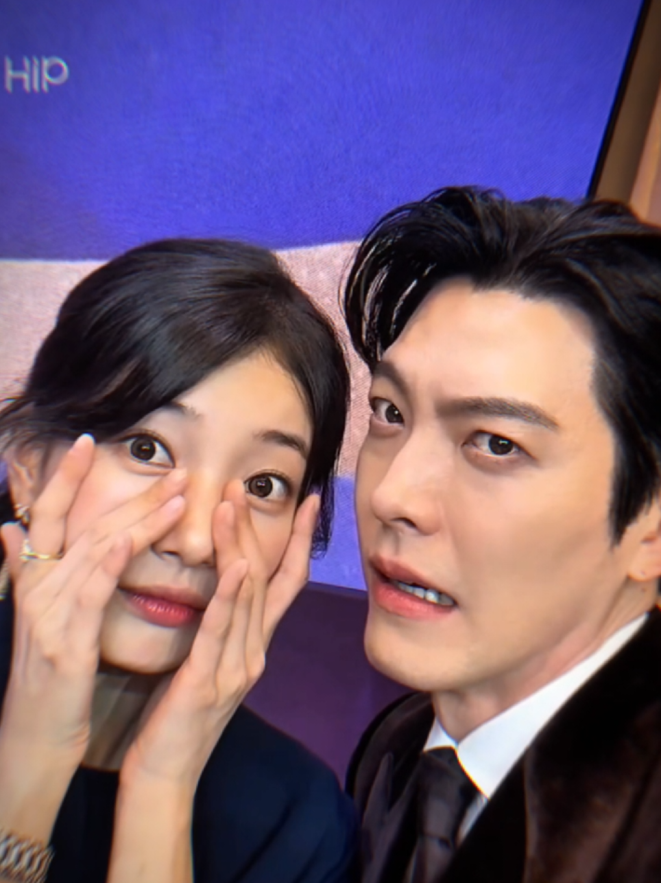suzy kalo ama woobin tuh nempel bgt dahhhhhh, gemmesh bgt mereka berdua 😭🫶🏻😭, jan lupa ntar lagi series mereka tayang, nontonya di netflix ya 😭🙏🏼 #suzy #kimwoobin #baesuzy #geniemakeawish #seriesnetflix #drakor #kdrama #jj #fypage #CapCut 