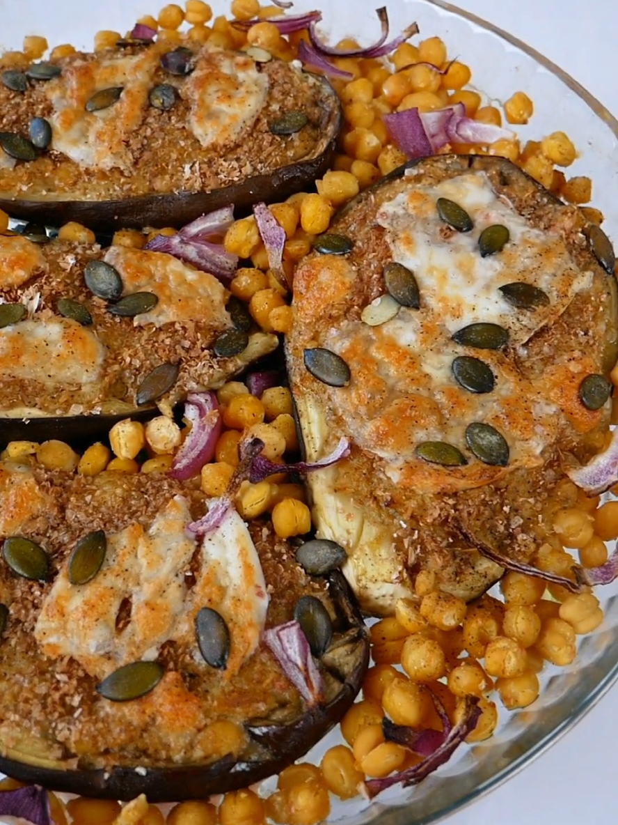 🍆 𝗔𝗨𝗕𝗘𝗥𝗚𝗜𝗡𝗘𝗦 𝗙𝗔𝗥𝗖𝗜𝗘𝗦 🍆  ▪︎ 2 aubergines  ▪︎ 30g flocons d'avoine  ▪︎ 80g pois chiches cuits * ▪︎ épices : paprika fumé, fenugrec, poivre, cumin, origan  ▪︎ pour la croûte : 4 cac son blé ou avoine + quelques graines de courge + 1 mozza  * 𝑖𝑐𝑖 𝑠𝑎𝑛𝑠 𝑝𝑒𝑎𝑢, é𝑡𝑎𝑝𝑒 𝑓𝑎𝑠𝑡𝑖𝑑𝑖𝑒𝑢𝑠𝑒 𝑚𝑎𝑖𝑠 𝑟𝑒𝑐𝑜𝑚𝑚𝑎𝑛𝑑é𝑒 𝑐𝑎𝑟 + 𝑑𝑖𝑔𝑒𝑠𝑡𝑒 𝑒𝑡 𝑡𝑒𝑥𝑡𝑢𝑟𝑒 + 𝑙𝑖𝑠𝑠𝑒 𝑒𝑡 𝑎𝑔𝑟é𝑎𝑏𝑙𝑒 𝑒𝑛 𝑏𝑜𝑢𝑐ℎ𝑒 😉  ➡️ Couper en 2 les aubergines dans le sens longueur, quadriller la chair à l'aide d'un couteau. Les placer, côté chair, sur une assiette, chauffer 7 min environ puissance max au micro-ondes  ➡️ Prélever la chair, la mixer, verser dans 1 bol et y ajouter : avoine, pois chiches cuits, épices. Mélanger, laisser poser 10 min  ➡️ répartir cette farce dans les aubergines, parsemer de son, graines, mozza, fleur de sel. Perso, je dispose autour les pois chiches restant de ma boîte + oignon en lamelles, fleur de sel, poivre et un filet d'huile olive.  ➡️ Enfourner 20 min à 180°C au airfryer (ou + longtemps au four à surveiller)  🔎 détails recette + kcal/macros sur SAVEURHEALTHY.FR  allez régale toi poyon 😘  #recettesimple #recettehealthy #aubergine #ideerepas #sansgluten 
