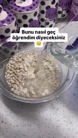 Haşlanmış nohutun tadını dondurucudan sevmiyorum sanki bi değişik oluyo aslında sebzelerde çok tercih ediyorum ama nohut böyle konserve olarak daha bir mis oluyo sanki🤩👌15 dakikada yemeği salatası pilavı humusu daha say say bitmeyen ne güzel lezzetler çıkıyo ortaya hep elimizin altında olması gerçekten büyük kolaylık bence🤩 tatlicianne ✍️Beklettiğimiz suları döküyoruz yeni su koyup haşlama işlemini gerçekleştiriyoruz @nefiskitchen1  ✍️Unlu olarak sabaha kadar durabilir fasülye sütlü olanın 1 saat sütle kalması sonra suyunu değiştirip sade soğuk suyla ıslatma işlemine devam edilmesi gerekiyor Denemeyen arkadaşlarımada fikir olsun🤩Düdüklünüzün aldığı kadar yada 1. 1,5 ay kullanma sıklığınıza göre nohut miktarınızı zaten kendiniz belirlersiniz✔️Geceden ıslatma işlemini 12,15 saat sürdürüyorum✔️sonra düdüklüde üzerini geçecek kadar su ekleyip kaynamaya başlayıp hava çıkınca 15,16 dakika kaynatmak yeterli olacaktır kendi düdüklünüze gmre ayarlarsınız zaten haşlarken mutlaka bolca tuz eklemeli ve kavanozlara suyuyla beraber pay edilmeli suyu baya belirgin miktarda olsun ✔️Kavanoz kapakları mutlaka yeni olmalı‼️ ve 1,2 dakika kaynar suda beklemeli sonrasında vakumlama işlemi daha sağlam olacaktır✔️Bu şekilde bir bir buçuk aya kadar buzdolabında kalabilir‼️✔️En ideali yarım kg luk kavanozlara yapıp açıldığında hemen bitirilmesi tabiki🤩Kavanozdan çıkarıp süzdüğüm nohutlarımın içine bolca tazesoğan domates biber maydanoz marul zeytinyağı kekik pulbiber limon ekleyip harika bir salata yapıyorum✔️Pilavımın suyunu eklediğim aşamada yine nohutlarımı ekleyip en son tavuk ekleyip tavuklu nohutlu anayemek tadında pilavımda yine kurtarıcılarımdan✔️Bazen çorbaların içine bazende sadece bir kavanozu yemek yada humus için kullanıyorum✔️Kıymalı yapacaksam soğan sebzeler ve kıyma yada et biraz kavurma işleminden sonra nohutu ekliyorum 15 dakikada nohut yemeğim hazır oluyo✔️Yemeğini et ile yapacaksam genelde kavurma ile yapmayı tercih ediyorum yani nohut hem besleyiciliği hemde çeşitliliği açısından en sevdiğimiz bakliyatlardan biri🤩Anlatamadığım biryer varsa yoruma yazın seve seve cevaplıyorum 💜