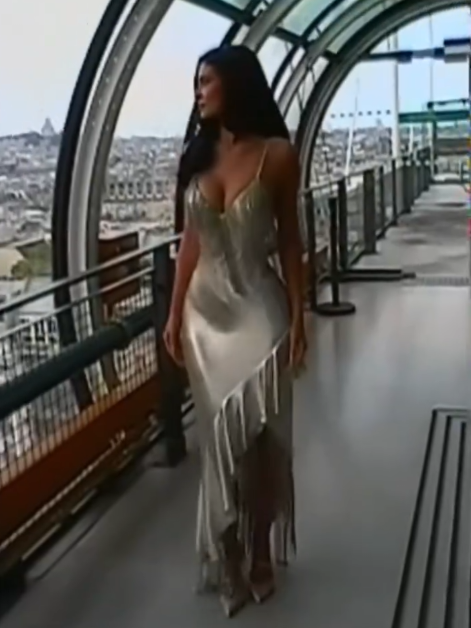 Kylie Jenner at the Schiaparelli fashion show 1998 ✨ #kyliejenner #jenners #schiaparelli #foryoupage 