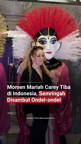 Mariah Carey tiba di Jakarta dan disambut meriah oleh penampilan ondel‑ondel khas Betawi, sebagai simbol sambutan budaya lokal terhadap kedatangannya. Momen itu terjadi ketika ia meninjau lokasi konser “The Celebration of Mimi”, dan promotor menyebut sambutan ondel‑ondel sebagai wujud kebanggaan menghadirkan diva dunia di ibu kota. - Selengkapnya kunjungi website dengan klik link di bio atau download aplikasi di AppStore dan Google Play Store. #inilahNews #MariahCarey #OndelOndel #Inilahcom #titiktengah #titikcerah 