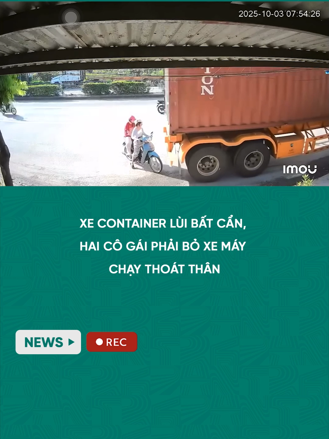 Xe container lùi bất cẩn, hai cô gái phải bỏ xe máy chạy thoát thân #dantrinews #xuhuong #LearnOnTikTok