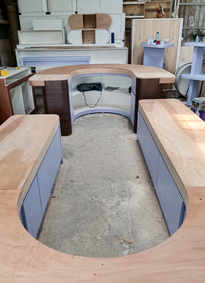 meja oval. #simadsantoso #mandorngeyelan #tukangngeyelan #interiorbuilder #mejaoval 