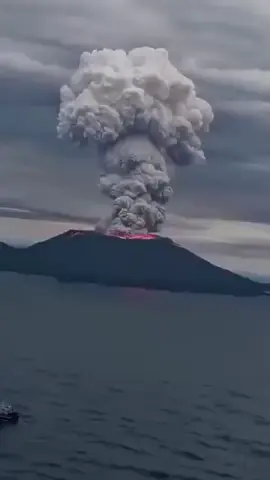 Pagkatapus ng Lindol ilang araw lang ang nakalipas pumoputok naman ang Volcano Taal Hay kawawa naman ang mga tao😭😭😭