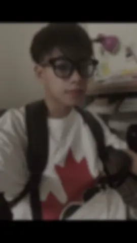在寒冷的冬天里，当刺骨的寒风穿过每一条街道时，你和我依然并肩而行，十指紧扣，把温暖传递给彼此。你的眼神温柔得像一簇小小的火焰，在灰暗的天空下点亮了我的心。有了你，冬天不再冰冷，而是变成了最美好的时光，所有孤独都消散，只留下满溢的幸福与爱