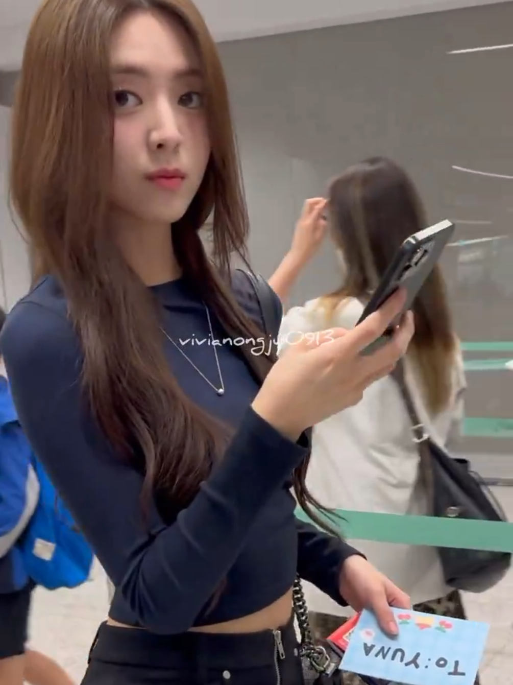 Yuna , this 3 second passing is an angel! 😭🙀 #yuna #yunaitzy #airport #fashion #beauty 