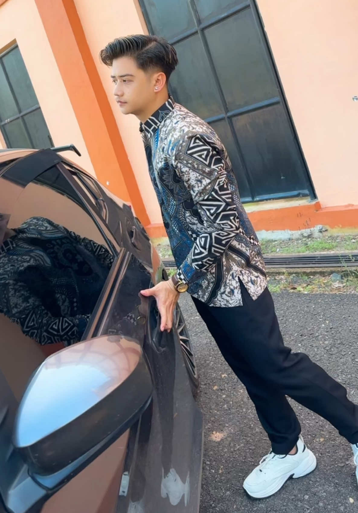 Udah siap ke acara formal pakai kemeja batik ini✅,bahan katun  primisima sudah lapis Furing Ero Golden,tebal adem nyaman dipakai slimfit,Cek keranjang kuning👆🏻@BATIKARKANZA.ID #kemeja #kemejabatikslimfitpremium #batikarkanza #batikmodern #wibgajian 