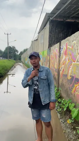 Jalan Rusak Samping KSB, Sekolah Jadi Ujian Tambahan Setiap hujan turun, jalan samping KSB berubah jadi kolam besar. Anak-anak sekolah sering harus lepas sepatu, menggulung celana, bahkan berjalan hati-hati biar nggak jatuh.  Perjalanan ke sekolah jadi lebih sulit daripada ujian matematika. Banjir ini bukan cuma bikin basah kaki, tapi juga bikin warga kesulitan beraktivitas. Jalan yang seharusnya menghubungkan, malah jadi penghalang. Tapi di balik semua rasa lelah dan basah, ada kabar segar. Haus @HAUS! Indonesia kini hadir, siap nemenin warga KSB dengan minuman yang seger dan bikin adem kepala setelah ribet menghadapi jalan rusak dan banjir. Dari es teh manis, boba, sampai kopi susu, semuanya bisa jadi penyemangat baru setelah berjuang di jalan yang penuh tantangan. Karena setelah kaki basah dan sepatu berat, nggak ada yang lebih nikmat selain minuman dingin yang bikin semangat balik lagi. 👉 Yuk mampir ke Haus terdekat, rasakan segarnya! #jalanrusak #KSB #banjirkampung #laporjalanrusak #jalanrusakid  