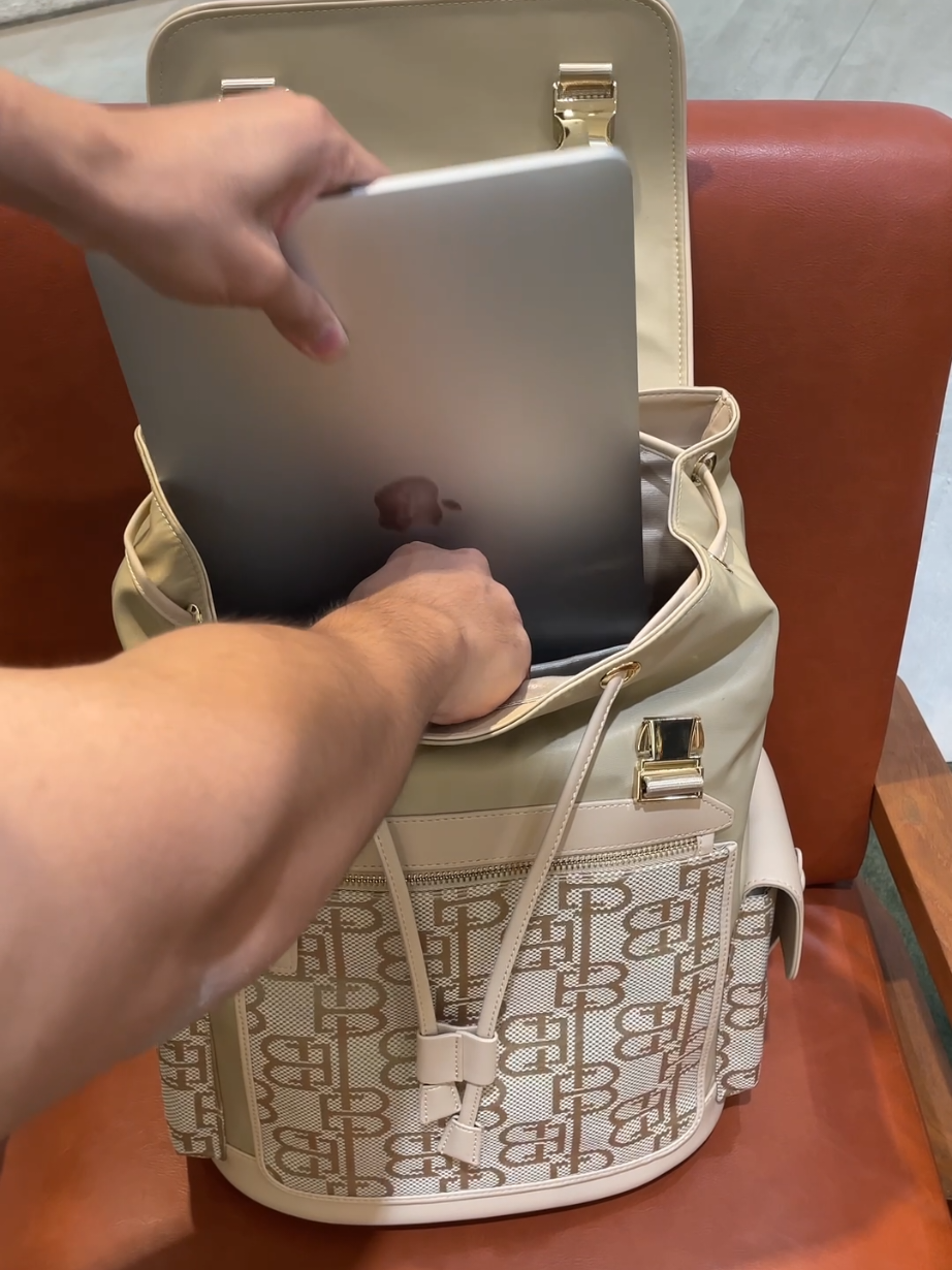 Dari laptop sampai kamera, bawaan kamu akan jadi lebih ringkas pakai tas Irwin yang stylish ini. Nggak cuma untuk pria tapi juga wanita✨️ Get yours today! #Everbest #taswanitaeverbest #taspriaeverbest 