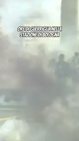 Il corteo degenera in caos e iniziano gli scontri tra manifestanti e forze dell’ordine. • #geopolitica #italia #bologna #palestina #forzedellordine  