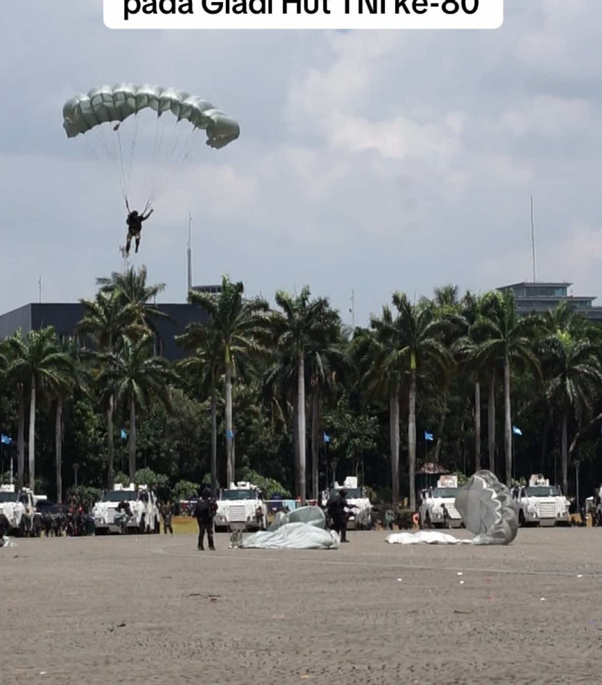 Semoga baik-baik aja ya. memang kemarin itu angin di langit monas itu besar banget, sampai ada insiden robeknya Bendera Merah Putih, juga lost controlnya salah satu Penerjun.  #huttni80 #penerjun #parasut #penerjunpayung #monas 