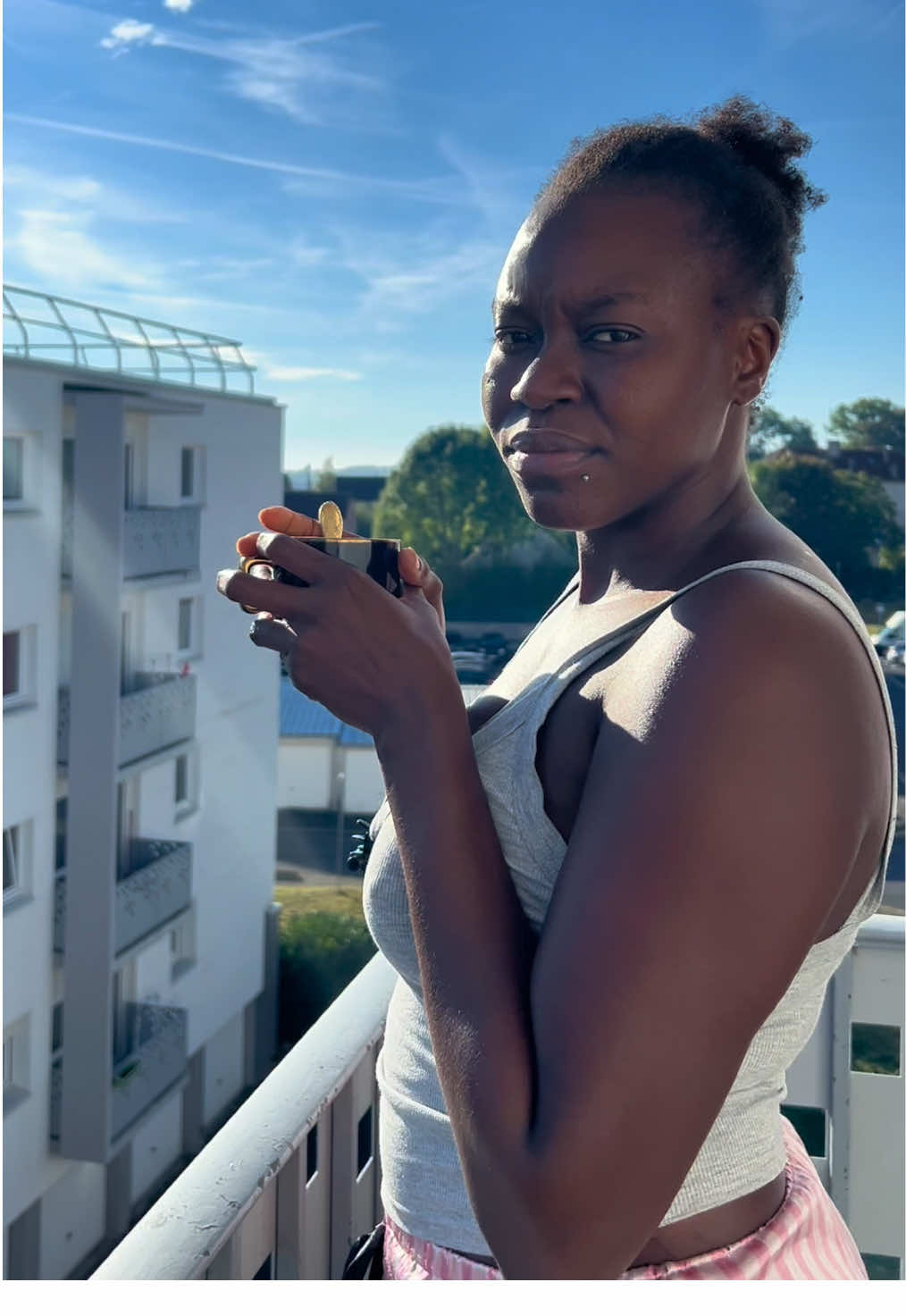 « J’aurais jamais cru revenir ici… Après le piratage, j’ai pris du recul. Mais là, je teste, je crée, j’explosent mes talents artistiques 💫 Si vous avez des idées ou des envies à me proposer, je suis prête à tout essayer. »