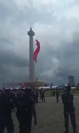 VIRAL, BENDERA MERAH PUTIH ROBEK SAAT GLADI RESIK HUT TNI DI MONAS Bendera Merah Putih berukuran besar robek saat gladi atau latihan peringatan HUT ke-80 TNI di Tugu Monumen Nasional (Monas), Jakarta Pusat, kemarin.  Kapuspen TNI Mayjen TNI (Mar) Freddy Ardianzah memberi penjelasan soal peristiwa itu. Dalam video yang viral, tampak bendera Merah Putih berukuran besar sedang dikibarkan di atas Tugu Monas. Peristiwa itu disebut terjadi pada Kamis (2/10/2025). 