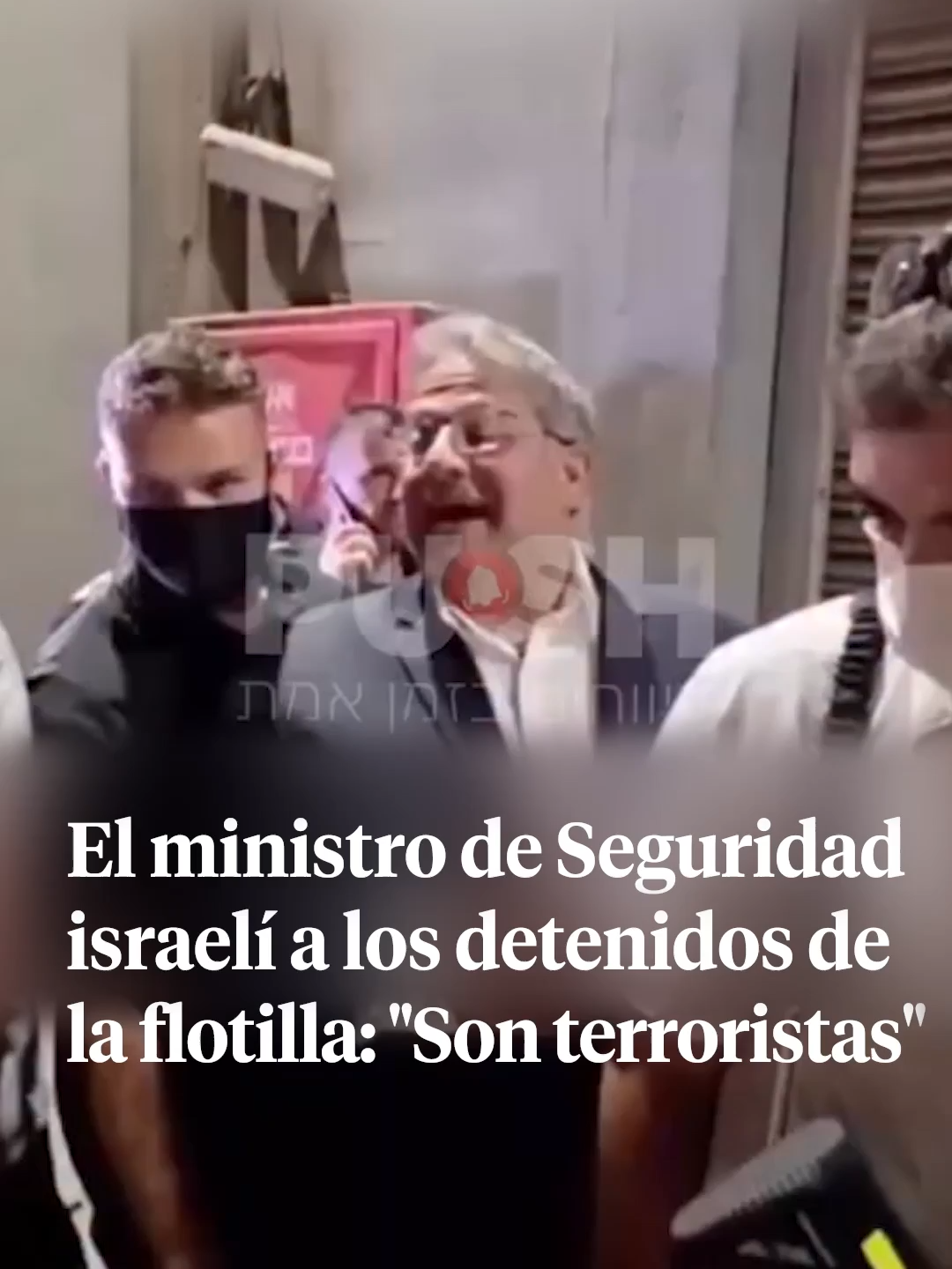 🔴 El ministro de Seguridad Nacional de Israel, Itamar Ben-Gvir, conocido por su postura radical dentro del gobierno de Netanyahu y por sus intervenciones provocadoras, ha calificado de terroristas a los activistas detenidos de la Flotilla Global Sumud. En un vídeo difundido en redes sociales, se ve a los arrestados en el suelo y cabizbajos, mientras Ben-Gvir los llama 