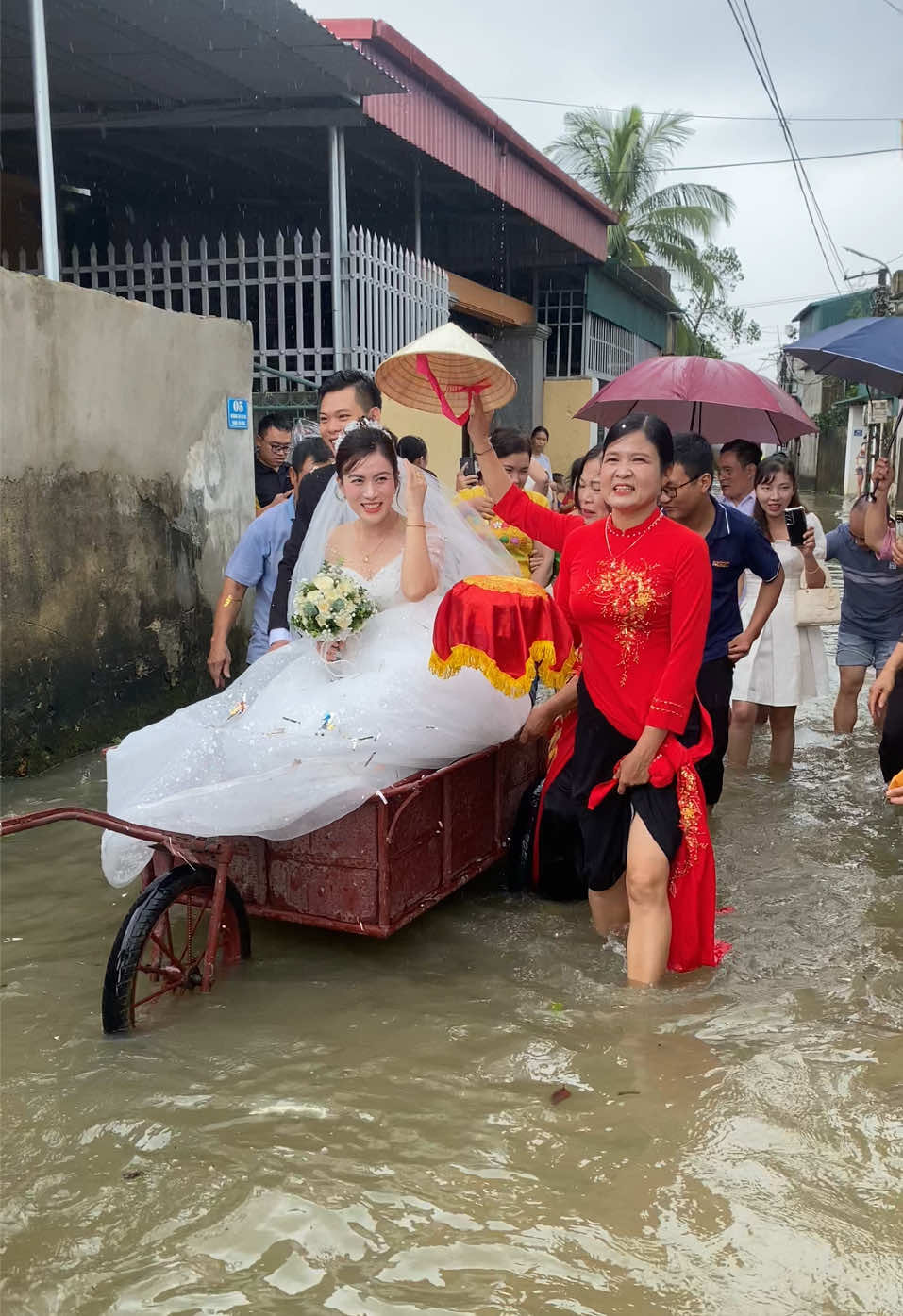 Yêu nhau mấy núi cũng chèo mấy sông cũng lội 🙂‍↔️, nhà trai lẫn nhà gái, cô gì chú bác, anh chị em bạn bè, làng xóm , quan viên hai họ không ngại mưa gió lũ lụt .... chỉ cần hai em hạnh phúc thôi, thật khó để quên 🥰#damcuoi  #mualumientrung #xuhuong #2025 #vulinhmakeupacademy 