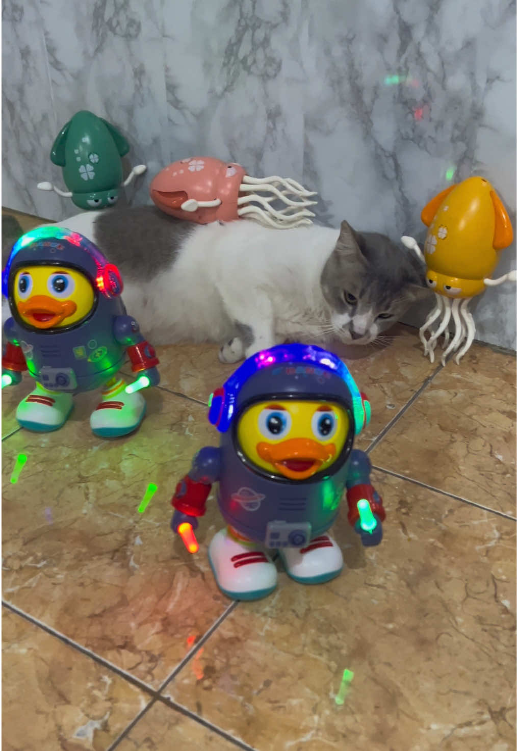 Mainan anak robot bebek luar angkasa joget #mainananak #mainanviral #mainan #mainanbebekangkasajoget #mainanbebekastronotjoget 
