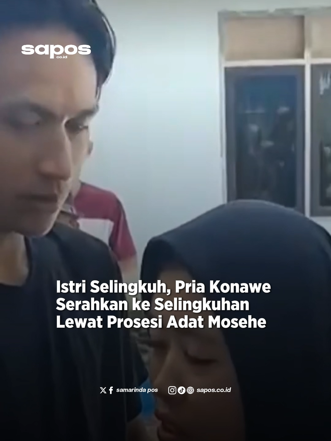 Seorang pria di Desa Puudombi, Konawe, Sulawesi Tenggara, berinisial SRH, memilih jalur adat Tolaki (Mosehe) untuk menyelesaikan kasus perselingkuhan istrinya, NS. SRH menyerahkan NS kepada selingkuhannya, Kamis (2/10/2025), setelah memergoki keduanya dan mendapat pengakuan di kantor polisi. Pihak selingkuhan wajib menyerahkan seekor sapi, perlengkapan adat, dan uang Rp5 juta sebagai syarat adat. Dalam suasana haru, SRH menyampaikan pesan perpisahan talak kepada NS dan berpesan kepada selingkuhan agar menjaga dan menikahi NS dengan penuh tanggung jawab. Selengkapnya baca Samarinda Pos dan Sapos.co.id Editor: Rusly __ Website: https://sapos.co.id/ Fanpage: samarindapos Instagram: sapos.co.id Twitter: samarindapos #samarinda #berita #kabar #kaltim #indonesia #publik #kabarsamarinda #jawapos #samarindapos #metropolis #busam #beritaupdated #koran #berauterkini #infokukar #balikpapanku #bontangupdate #ragamkutim #infopenajam #muarabadakupdated #infosangasanga #bacaberita #sapos #saposcoid #samarindapos #beritasamarinda #samarindanews