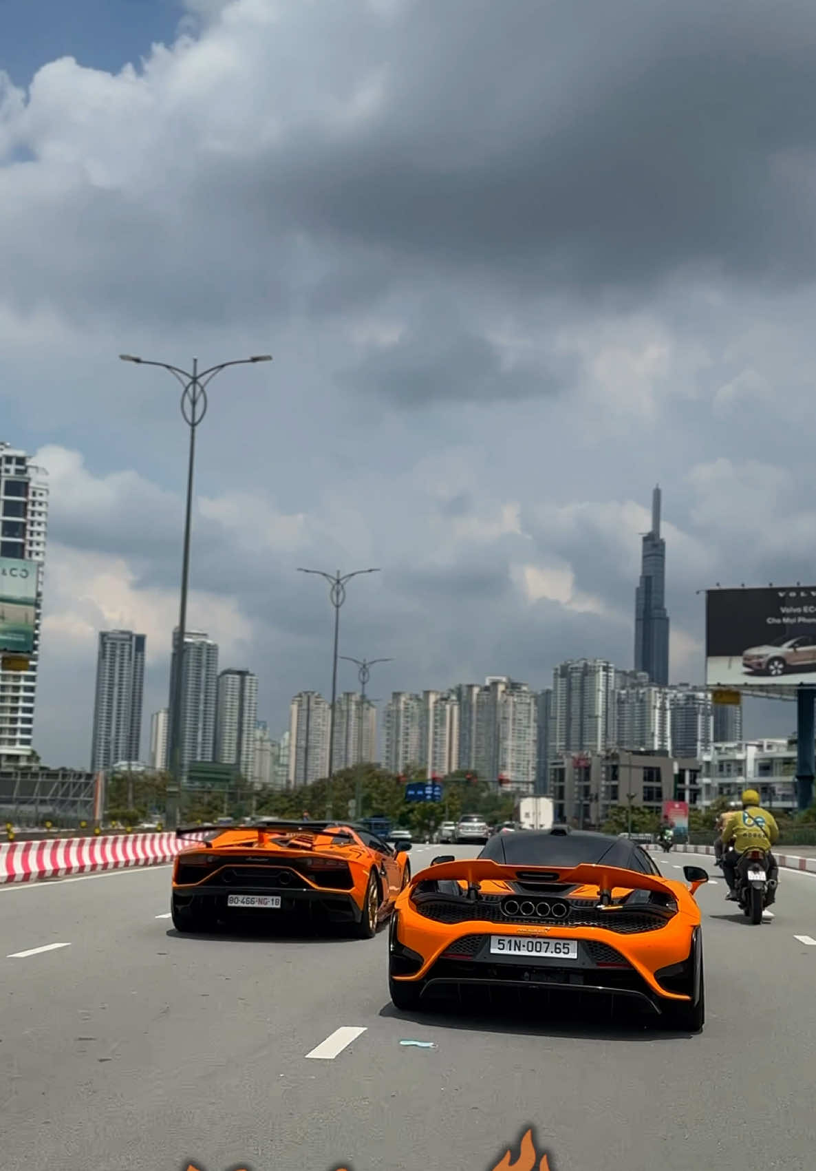 SVJ vô tình song hành cùng 765LT trên phố Sài Gòn.🧡 Pô Gintani ngân vang như dát vàng đôi tai ấy nhỉ…! 🔥 #svj #lamborghini #aventadorsvj #gintani #saigon 