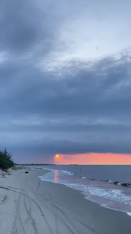 Pantai pulau rukui saat sunset+mendung gelap #gallerylensana #pulaurukui #acehtamiang 