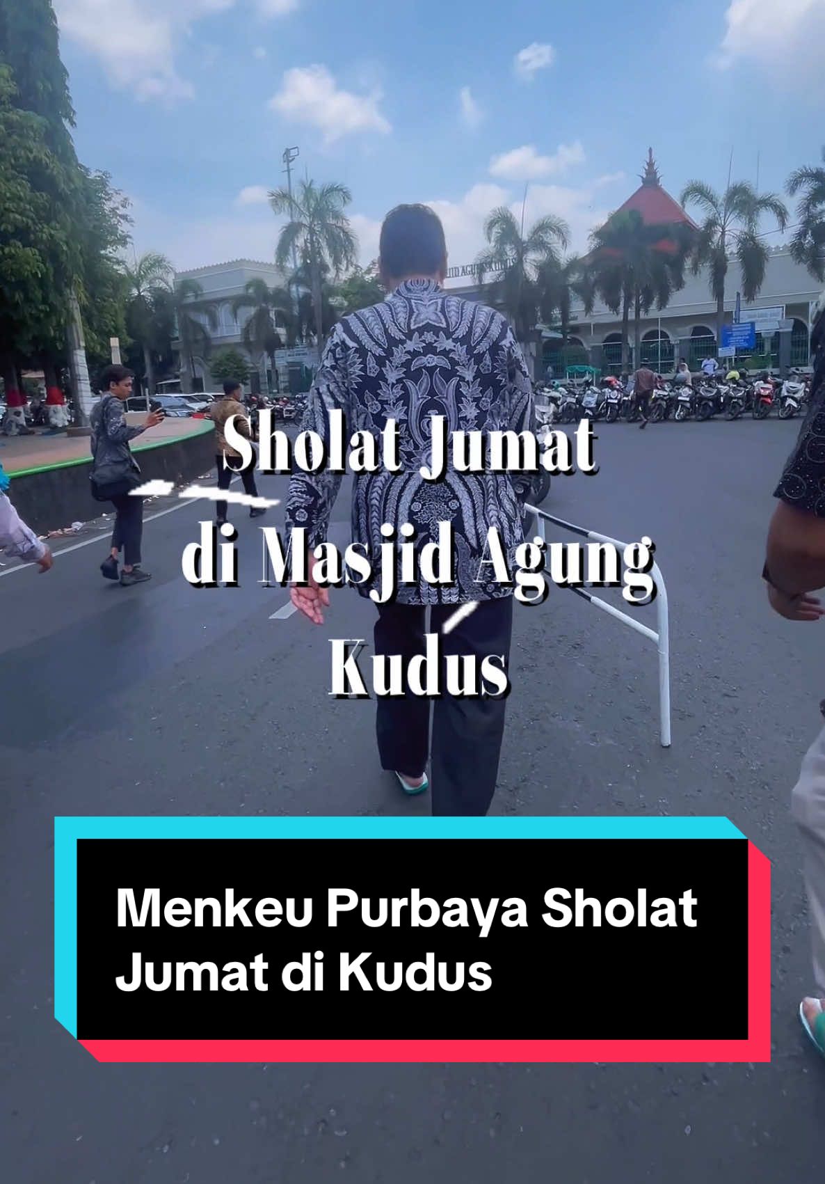 Di sela agenda kunjungan kerja di Jawa Tengah, Menkeu @Purbaya Yudhi Sadewa menunaikan ibadah salat Jumat di Masjid Agung Kudus bersama jemaah setempat. Ada yang ketemu Pak Menkeu tadi?😁