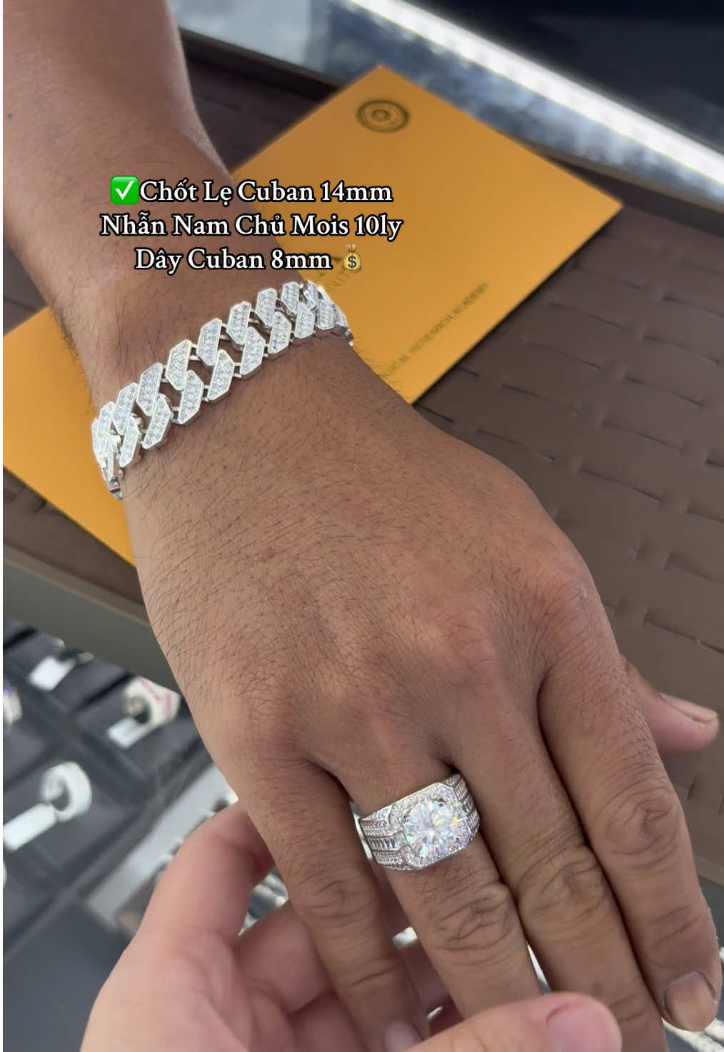😱Anh Trai được bạn giới thiệu : qua chốt combo lắc + dây + nhẫn cái rụp 😊👍🏻  #tnjquan3 #cuban #nhannammoissanite #trangsuc #viral 