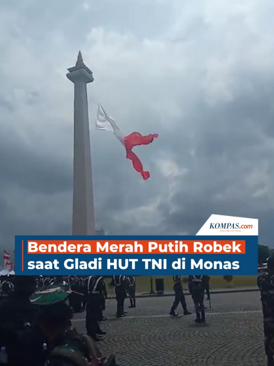 Terjadi insiden robeknya bendera merah putih berukuran jumbo saat gladi HUT ke-80 TNI di Monas, Jakarta Pusat, Kamis (2/10/2025). Kapuspen TNI Mayjen TNI (Mar) Freddy Ardianzah mengatakan, penyebabnya karena tiupan angin kencang serta bahan kain yang kurang kuat. Video itu viral. Freddy meminta masyarakat melihat insiden itu tanpa dibubuhi narasi negatif. “Saya lihat di beberapa medsos viral, tapi narasinya masih negatif. Saya harapkan kita memberikan informasi yang benar dan menyejukkan,