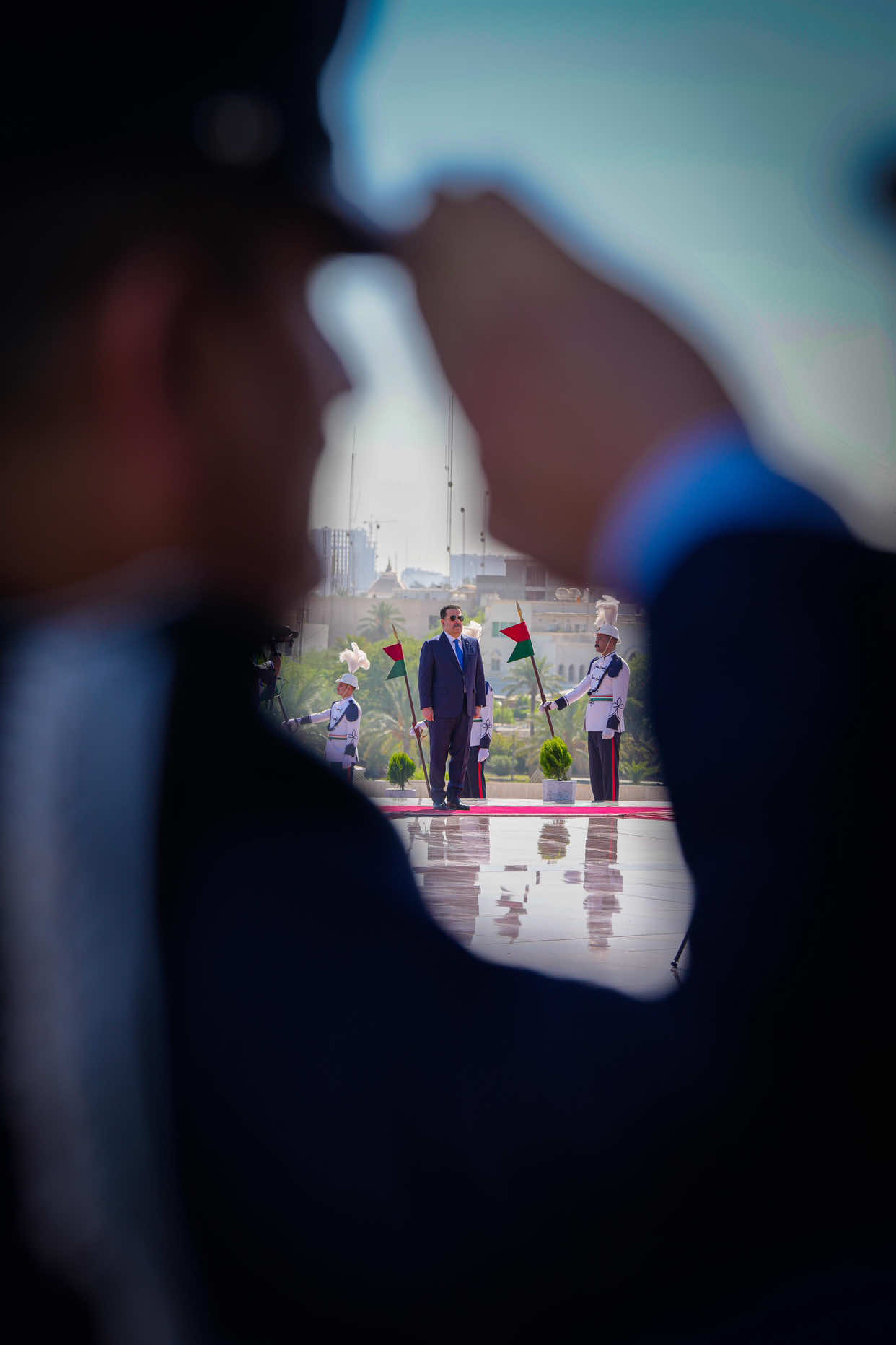 القائد العام للقوات المسلحة، السيد محمد شياع السوداني، يحضر إلى ضريح الجندي المجهول بمناسبة العيد الوطني العراقي. #رئيس_الوزراء_محمد_شياع_السوداني  #محمد_شياع_السوداني  #اليوم_الوطني_العراقي 