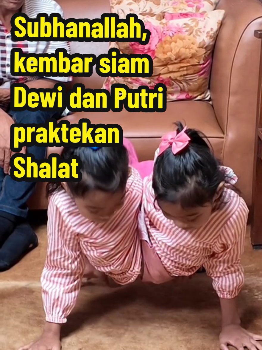 Subhanallah, kembar siam Dewi dan Putri praktekan Shalat #fyp #dewidanputri #kembarsiam 