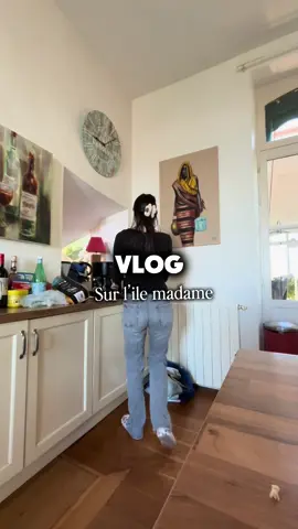 Une journée sur l’île madame 🏝️🤍  Ps : le dos se sent très bien ! Enfaite rien que de l’écrire c’est satisfaisant je n’ai absolument aucune douleur au dos 🩻  #pourtoi#scoliose#ilemadame#vacances#douleursdos 