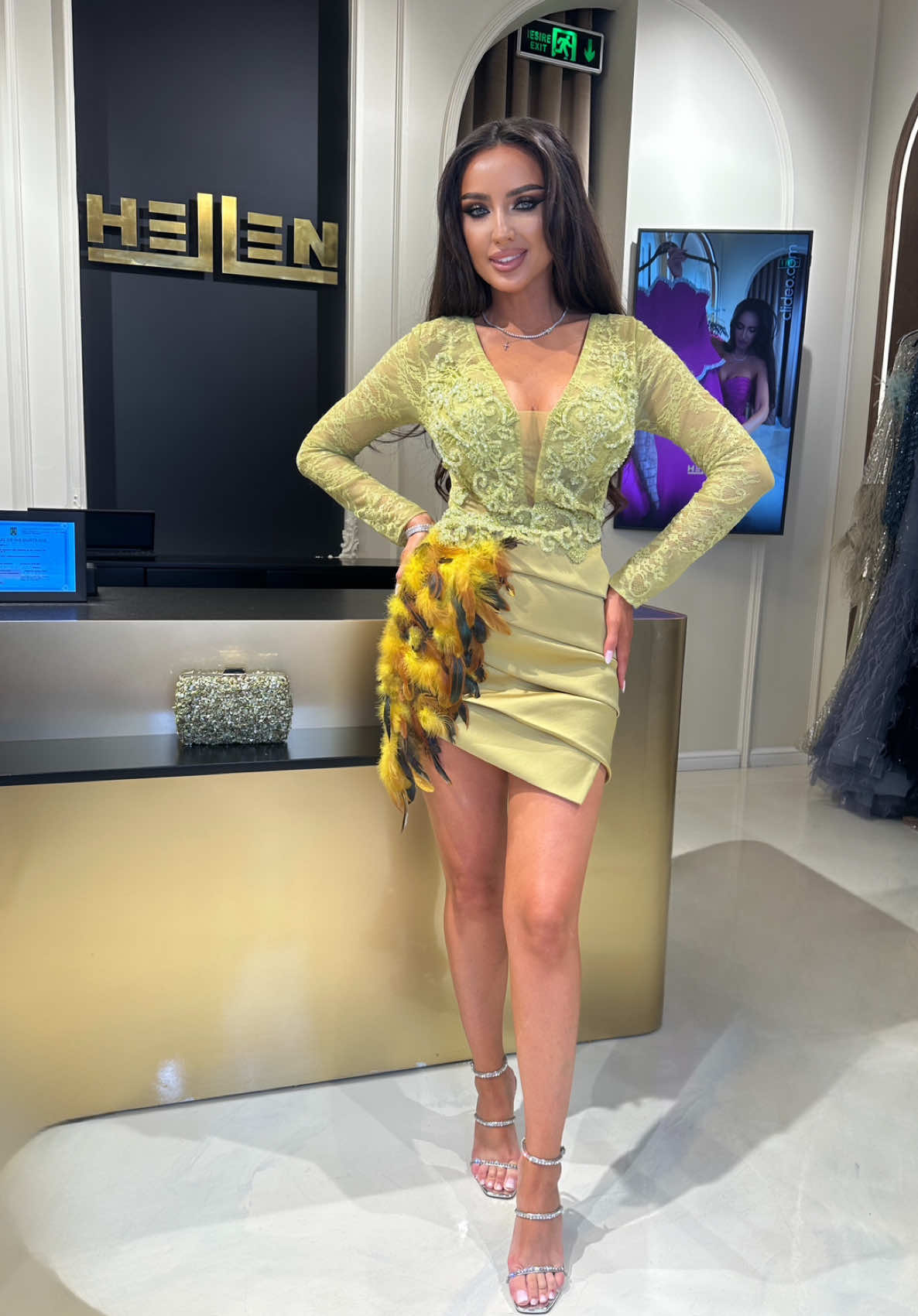 Hellen Fashion este destinația ta preferată pentru rafinament și stil. ❤️‍🔥⚜️ Te așteptăm în magazine să descoperi ținute impresionante, un stoc generos de modele și momente de neuitat.  Este momentul tău să strălucești. ✨ Magazinele noastre: • Parklake, parter, Bucureşti, Romania • Unirea Shopping Center, etaj 1, Bucuresti, Romania • Mega Mall, nivel 1 şi -1, Bucuresti, Romania • Iulius Mall, Suceava, Romania We love to make you shine •• #hellenfashion #choosetoshine 