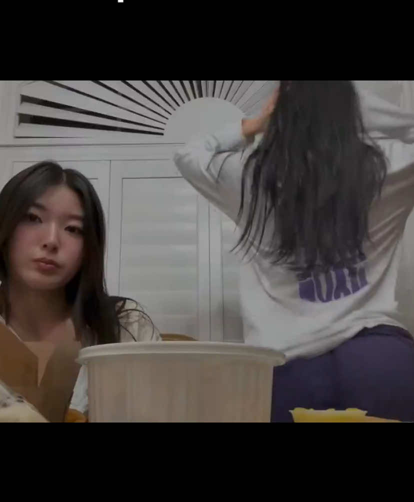 Katseye Sophia dancing👀 to Addison Rae’s  in the rain on live with Yoonchae via weverse🫶🏽❤️ #katseye #katseye_sophia #weverse #katseye_yoonchae #addisonrae 
